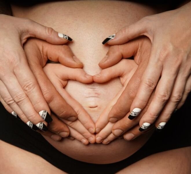 zwart wit zwangerschapsfotograaf Nijmegen fotostudio zwangerschapsshoot gelderland